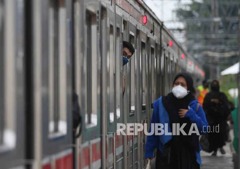 Penumpang berada di dalam KRL di Stasiun Manggarai, Jakarta, Kamis (13/1/2022). KAI Commuter memastikan saat libur Tahum Baru Imlek pda Selasa (1/2/2022) tetap melayani pengguna secara normal.