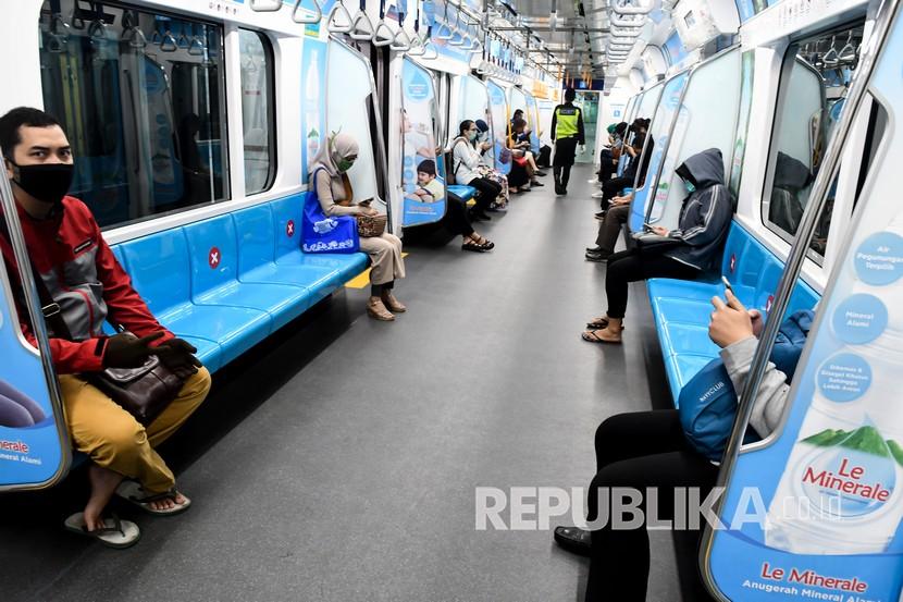 Penumpang berada di dalam MRT Jakarta, di Jakarta, Senin (6/4/2020). Pasca diterbitkannya Permenkes tentang Pembatasan Sosial Berskala Besar (PSBB) dalam rangka Percepatan Penanganan COVID-19, moda transportasi MRT, KRL, LRT, dan Transjakarta mulai dilakukan pembatasan armada dan jam operasional.