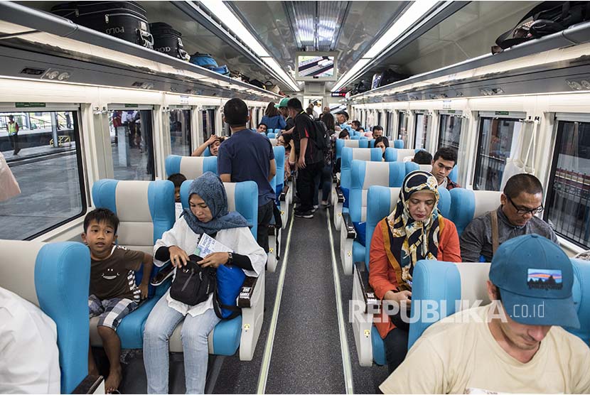 Penumpang berada di dalam rangkaian baru kereta api Argo Parahyangan di stasiun Bandung, Jawa Barat. 