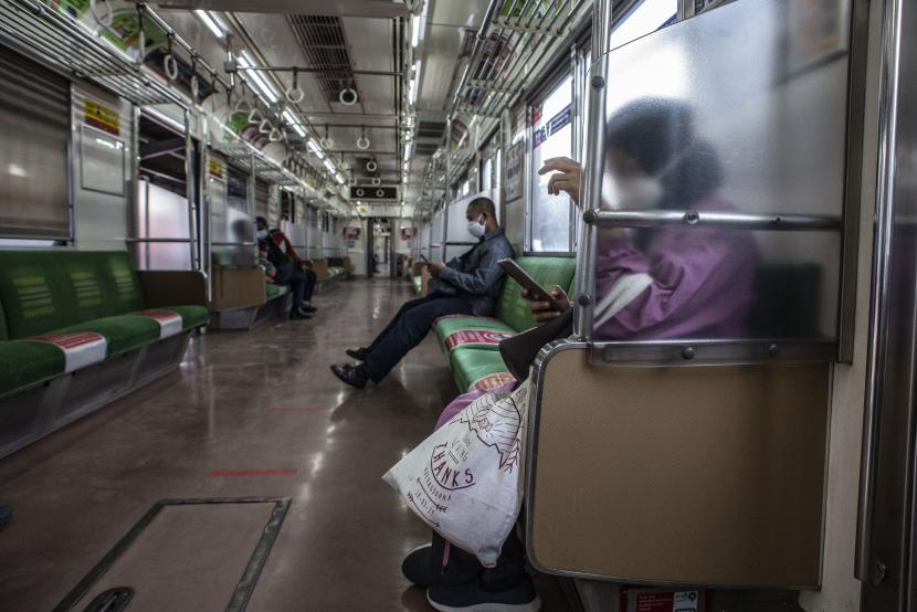 Penumpang berada di dalam rangkaian gerbong KRL di Stasiun Jakarta Kota, Jakarta.  KAI Commuter mulai melakukan uji coba penggunaan aplikasi PeduliLindungi bagi pengguna