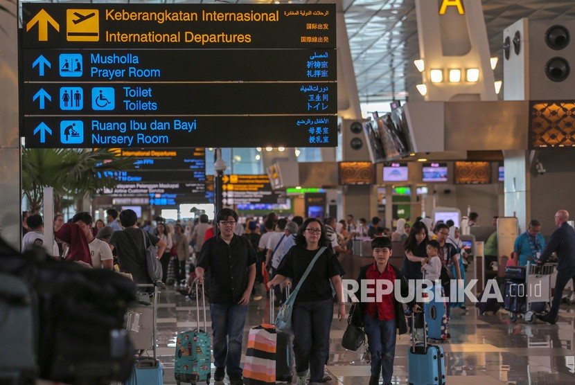 Penumpang beraktifitas di Terminal 3 Bandara Soekarno Hatta, Tangerang, Banten, Jumat (20/12/2019).