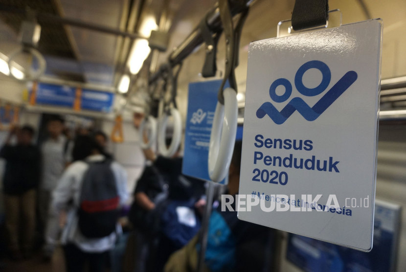 Penumpang berdiri di dekat iklan sosialisasi (Badan Pusat Statistik) BPS mengenai Sensus Penduduk 2020 di Rangkaian KRL Commuter Line, Jakarta, Senin (9/3). BPS terus melakukan sosialisasi sensus penduduk 2020 kepada masyarakat salah satunya melalui transportasi publik sehingga pelakasanaan sensus dapat berjalan dengan sukses.