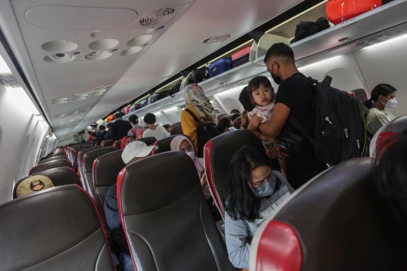 Penumpang berjalan di lorong kabin dalam pesawat di Bandara Tjilik Riwut, Palangka Raya, Kalimantan Tengah, Jumat (13/5/2022). Sisi kiri pesawat biasanya menyediakan lebih banyak ruang sandaran kepala daripada kanan.