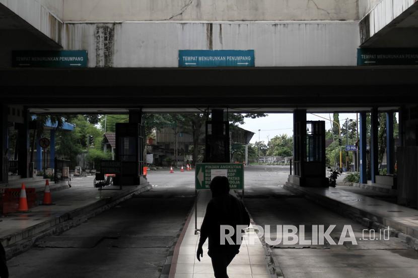 Penumpang berjalan di lorong terminal Giwangan, DI Yogyakarta, Selasa (28/4/2020). Aktivitas penumpang bus di Terminal Giwangan Yogyakarta pada awal bulan Ramadhan terpantau sepi, setelah berlakunya kebijakan larangan mudik dari pemerintah. 