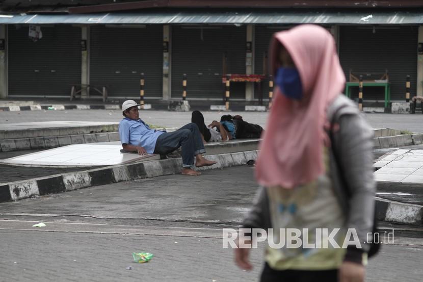 Penumpang berjalan di lorong terminal Giwangan, DI Yogyakarta, Selasa (28/4/2020). Aktivitas penumpang bus di Terminal Giwangan Yogyakarta pada awal bulan Ramadhan terpantau sepi, setelah berlakunya kebijakan larangan mudik dari pemerintah.
