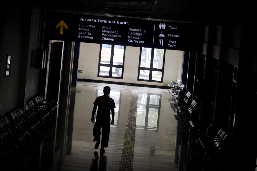 Penumpang berjalan di lorong terminal Tirtonadi, Solo, Jawa Tengah, Jumat (24/4/2020). Aktifitas penumpang bus di Terminal Tirtonadi Solo pada hari pertama larangan mudik terpantau sepi.