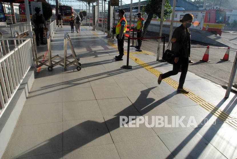 Penumpang berjalan di Stasiun Bogor, Jawa Barat, beberapa waktu lalu. KAI Commuter memastikan operasional KRL hari ini (26/7) masih hanya melayani pekerja di sektor esensial dan kritikal serta kebutuhan mendesak hingga 2 Agustus 2021.