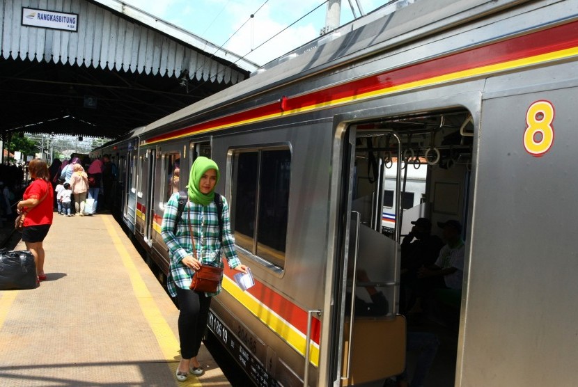 Stasiun KRL, ilustrasi. Pemerintah Kota Tangerang Selatan (Tangsel) akan melakukan revitalisasi Stasiun Sudimara yang berlokasi di Jalan Jombang Raya, Ciputat, Tangsel. 
