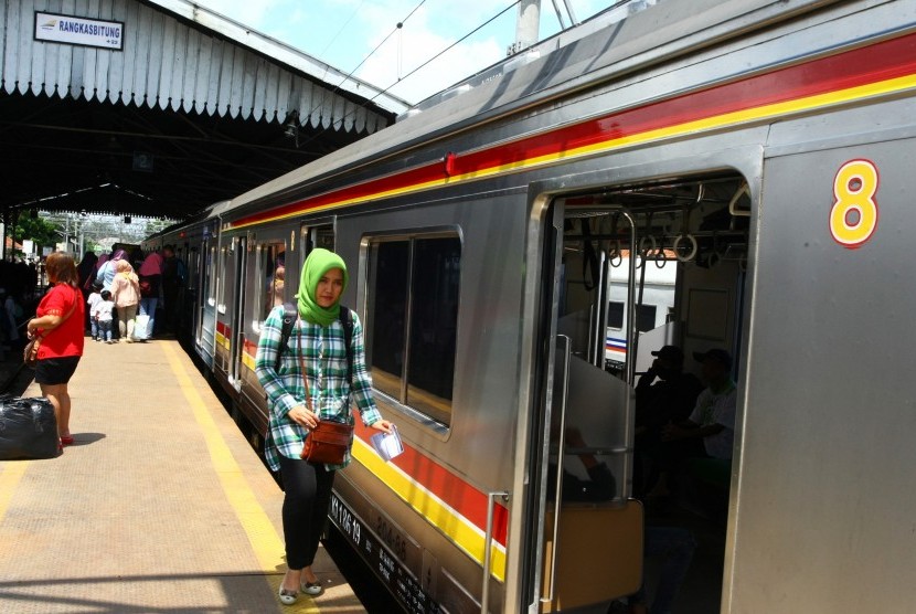 Penumpang berjalan menaiki KRL Commuterline (ilustrasi).