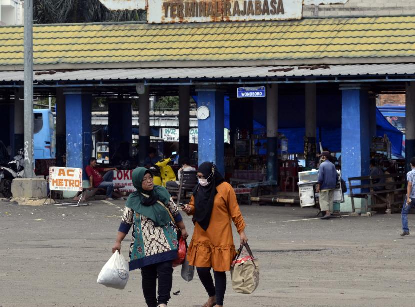 Penumpang berjalan menuju bus di Terminal tipe A Rajabasa, Bandar Lampung, Lampung, Selasa (18/5/2021). Arus balik penumpang diprediksi akan terjadi mulai 18 Mei 2021 usai pemberlakuan larangan mudik Hari Raya Idul Fitri 1442 Hijriah berakhir pada 17 Mei 2021 kemarin. 