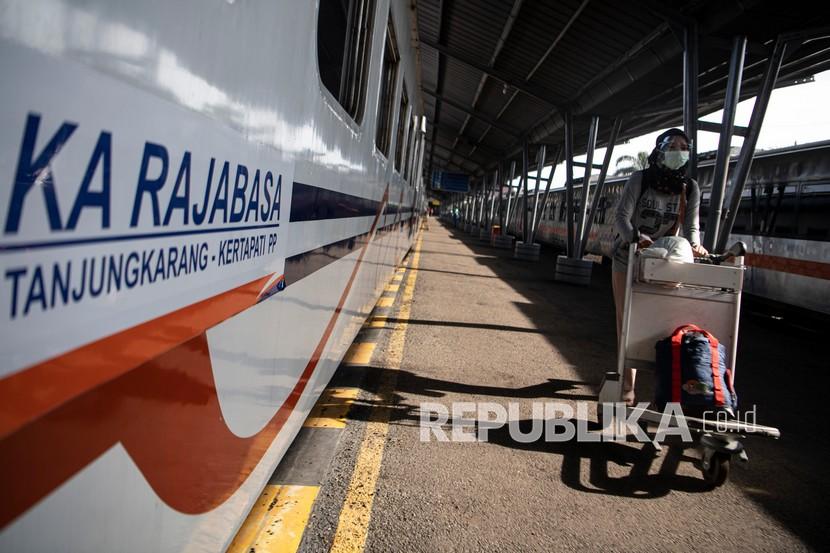 Penumpang berjalan menuju gerbong kereta api Rajabasa tujuan Palembang-Tanjung Karang, Bandar Lampung di stasiun Kertapati, Palembang, Sumatera Selatan, Jumat (1/1/2021). 