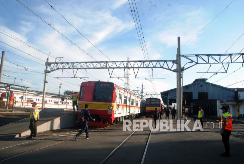 Penumpang berjalan menuju gerbong KRL Commuterline di Stasiun Bogor, Jawa Barat, Senin (12/7/2021). KRL Commuterline dan Stasiun Bogor terpantau lengang saat hari pertama pemberlakuan Surat Tanda Registrasi Pekerja (STRP) bagi pengguna KRL di masa PPKM Darurat.