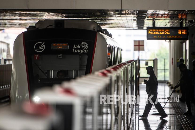 Penumpang berjalan menuju kereta LRT rute Velodrome-Pegangsaan Dua di Stasiun LRT Velodrome, Jakarta Timur, Sabtu (28/8/2021). 