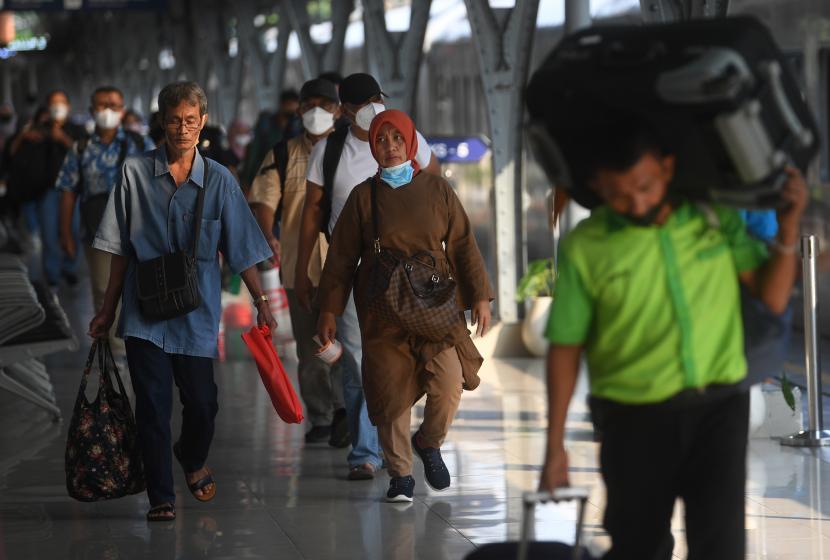 Penumpang berjalan menuju rangkaian Kereta Api Gumarang tujuan Surabaya di Stasiun Pasar Senen, Jakarta. (iluatrasi)