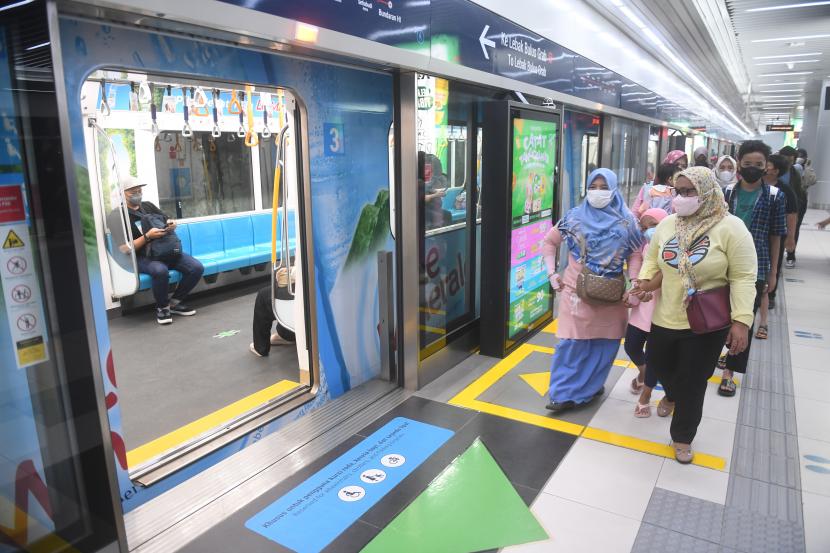 Penumpang berjalan turun dari atas MRT di Stasiun MRT Bundaran HI, Jakarta, Rabu (22/6/2022). Pemerintah Provinsi DKI Jakarta menghadirkan hunian Alaspadu dan Rumapadu yang lokasinya dekat Stasiun MRT atau kawasan 