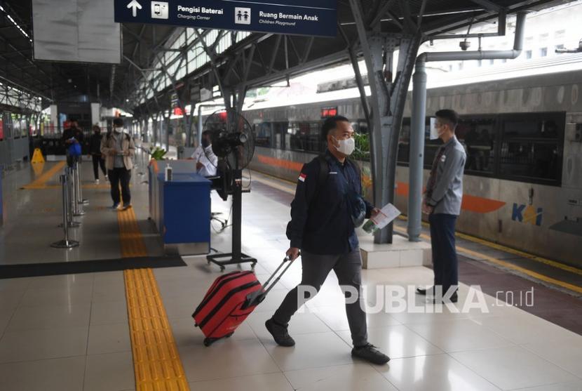 Penumpang bersiap menaiki kereta api di Stasiun Pasar Senen, Jakarta, Selasa (21/12). JAKARTA -- PT Kereta Api Indonesia (Persero) atau KAI memastikan dalam proses penertiban aset perusahaan sesuai prosedur. VP Public Relations KAI Joni Martinus menjelaskan, KAI selalu mengedapankan unsur tata kelola perusahan yang baik dalam setiap penyelamatan aset yang dilakukan perusahaan baik melalui jalur litigasi maupun nonlitigasi. 