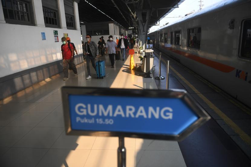 Penumpang bersiap menaiki Kereta Api Gumarang tujuan Surabaya di Stasiun Pasar Senen, Jakarta, Jumat (8/7/2022). 