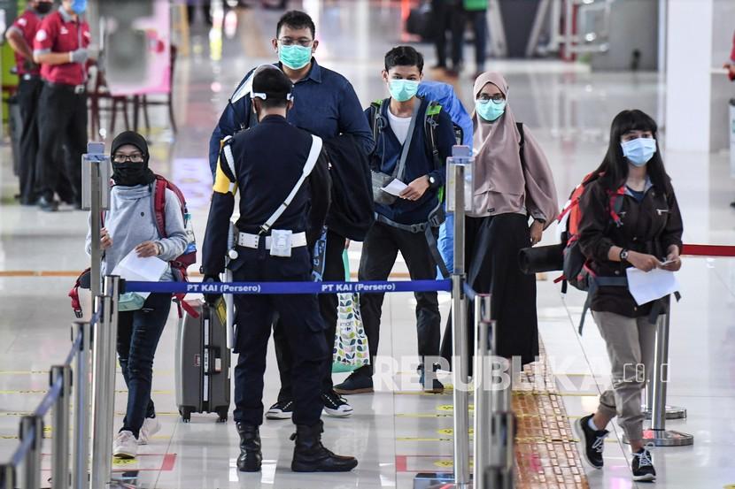 Penumpang bersiap menaiki Kereta Api Turangga tujuan Surabaya Gubeng di Stasiun Gambir, Jakarta, Kamis (20/8/2020). PT Kereta Api Indonesia Daop 1 menambah perjalanan kereta api menjadi 27 keberangkatan per hari untuk mengantisipasi lonjakan penumpang pada libur panjang Tahun Baru Islam 1442 Hijriah. 