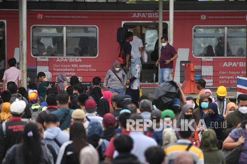 Penumpang bersiap menaiki KRL di Stasiun Manggarai, Jakarta, Kamis (13/1/2022). KAI Commuter meminta penumpang dapat mengantisipasi volume pengguna kereta rel listrik (KRL) setiap Senin atau awal pekan.