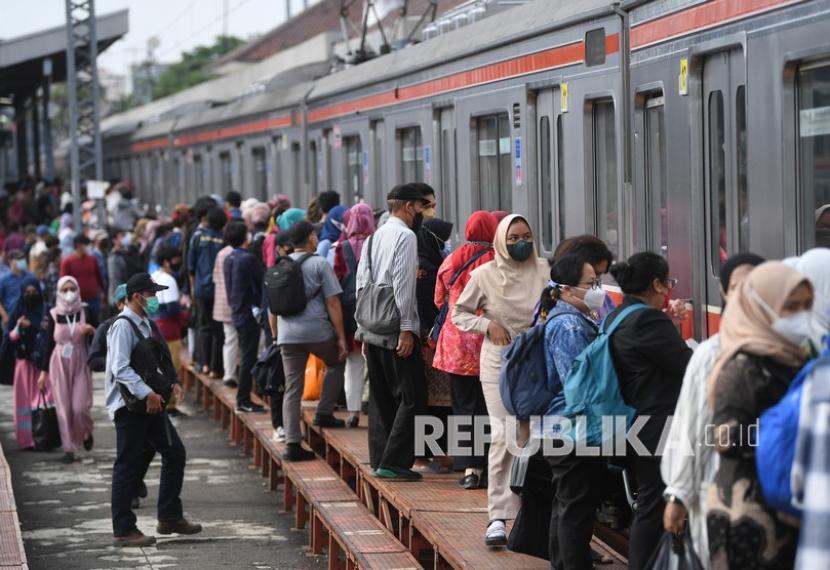 Penumpang bersiap menaiki KRL di Stasiun Manggarai, Jakarta, Kamis (13/1/2022). Kementerian Perhubungan tengah mengkaji usulan kenaikan tarif KRL Commuter Line dari Rp3.000 menjadi Rp5.000 per 1 April 2022. 