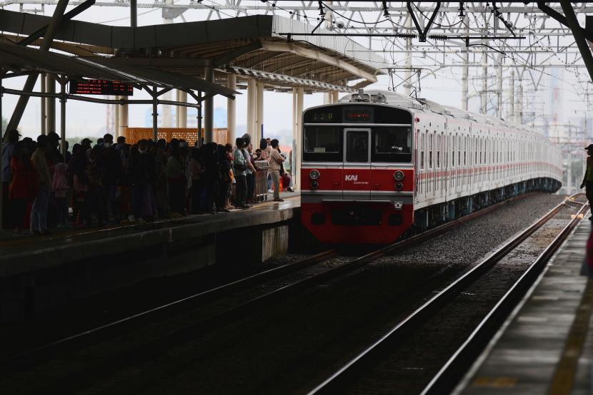 Penumpang bersiap menaiki KRL di Stasiun Manggarai, Jakarta. Stasiun Manggarai, Jakarta Selatan semakin dipadati penumpang Kereta Rel Listrik (KRL) Commuter Line yang hendak berangkat ke tempat kerja usai libur Lebaran 2023 pada Kamis (27/4/2023).