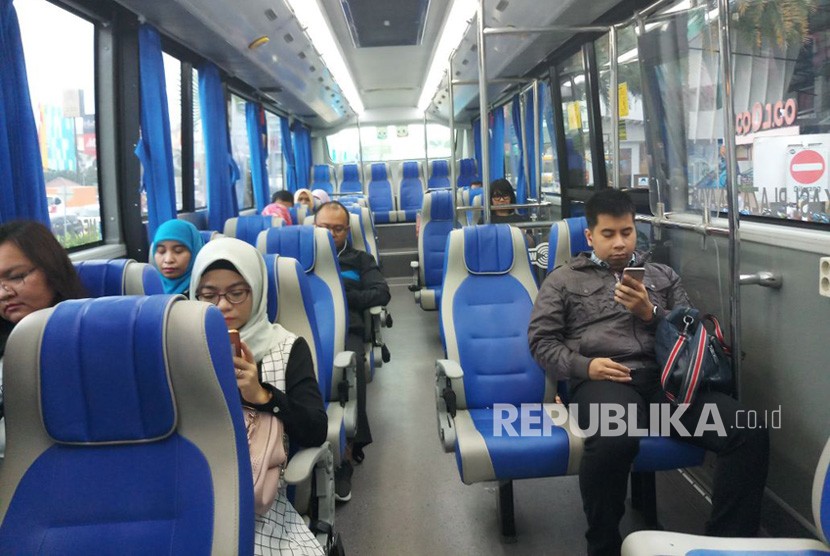 Penumpang bus transjabodetabek premium di Mega Bekasi jurusan Plaza Senayan. (ilustrasi)