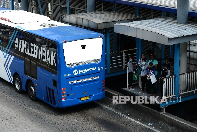  Penumpang Bus Transjakarta terlantar di Halte Harmoni, Jakarta Pusat, Senin (12/6). 