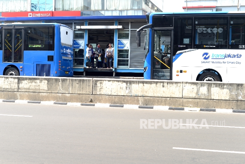  Penumpang Bus Transjakarta terlantar di Halte Harmoni, Jakarta Pusat, Senin (12/6).