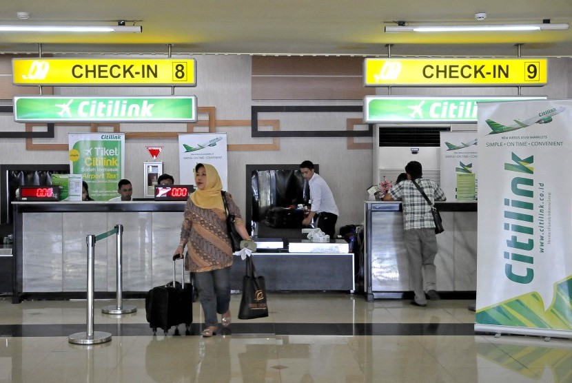 Penumpang Citilink berjalan usai melakukan chek-in di Bandara Halim Perdanakusuma, Jakarta, Ahad (1/6).