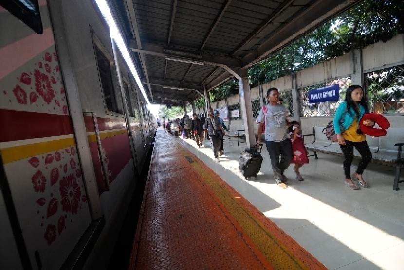 Penumpang commuter line di Stasiun Pasar Senen, Jakarta Pusat, Selasa (31/3).