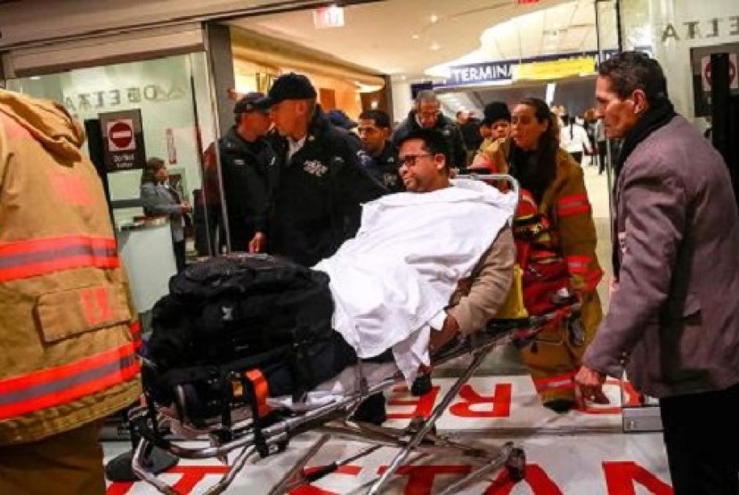 Penumpang delta flight satu per satu dievakuasi usai pesawat tergelincir di bandara La Guardia, New York