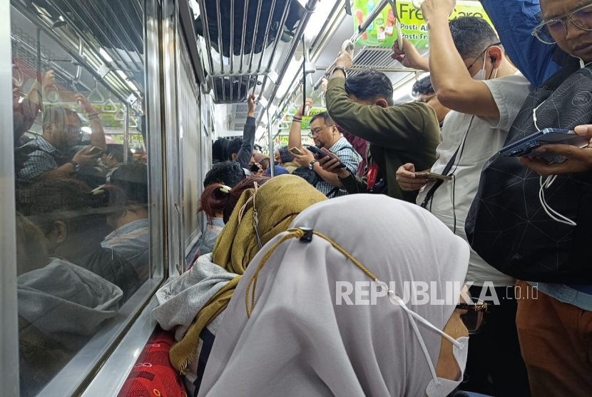 Penumpang di dalam kereta api saat gempa bumi di Bekasi. KAI menghentikan perjalanan kereta api hampir lebih dari 30 menit.