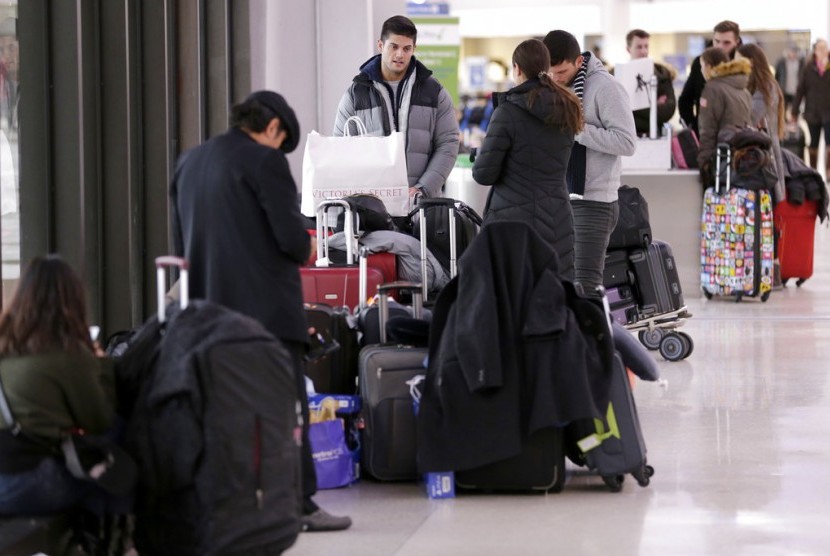 Penumpang di Newark Liberty International Airport di Newark, New Jersey, Kamis (4/1). Lebih dari 3.000 penerbangan telah dibatalkan pada Kamis karena angin kencang dan salju tebal.