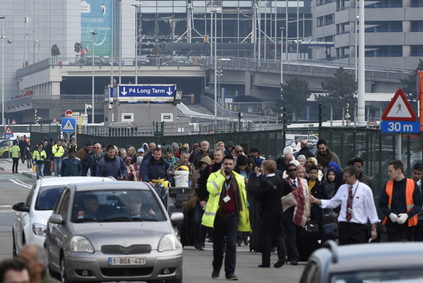Penumpang dievakuasi dari bandara Brussels,  di Zaventem, Belgia Selasa (22/3). 