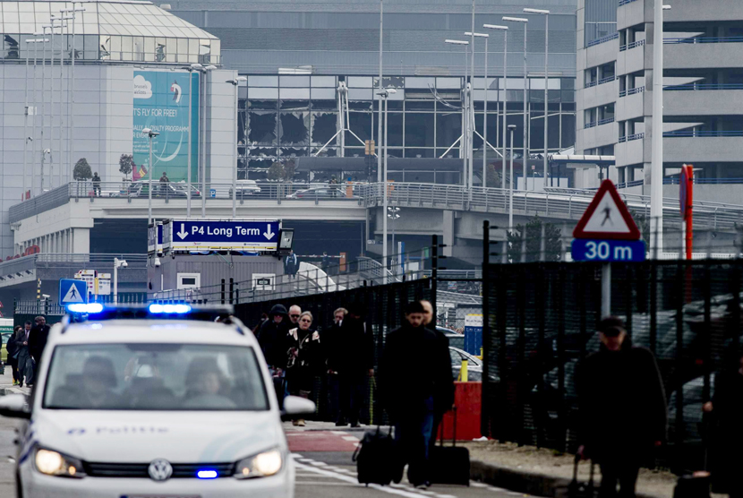 Penumpang dievakuasi dari gedung terminal setelah ledakan di Bandara Brussels di Zaventem dekat Brussels, Belgia, Selasa (22/3).