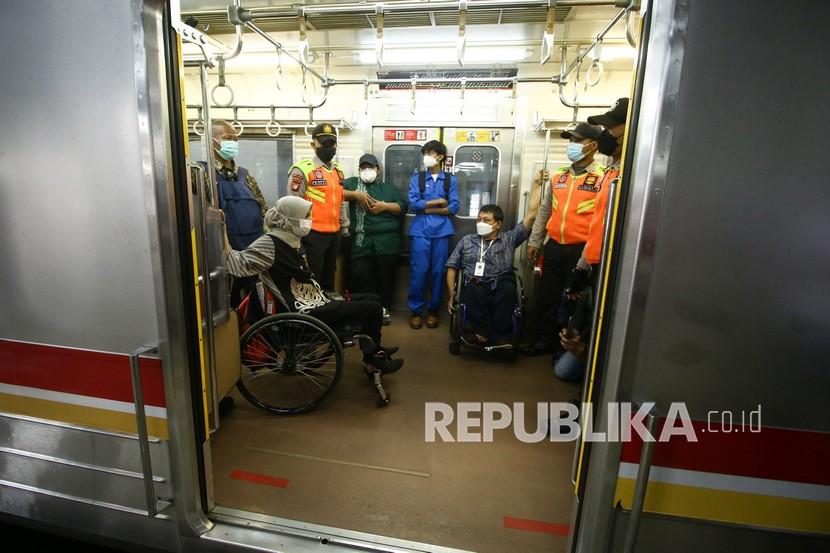 Penumpang disabilitas menaiki kereta di Stasiun, Jatinegara, Jakarta, Jumat (3/12/2021) (ilustrasi).
