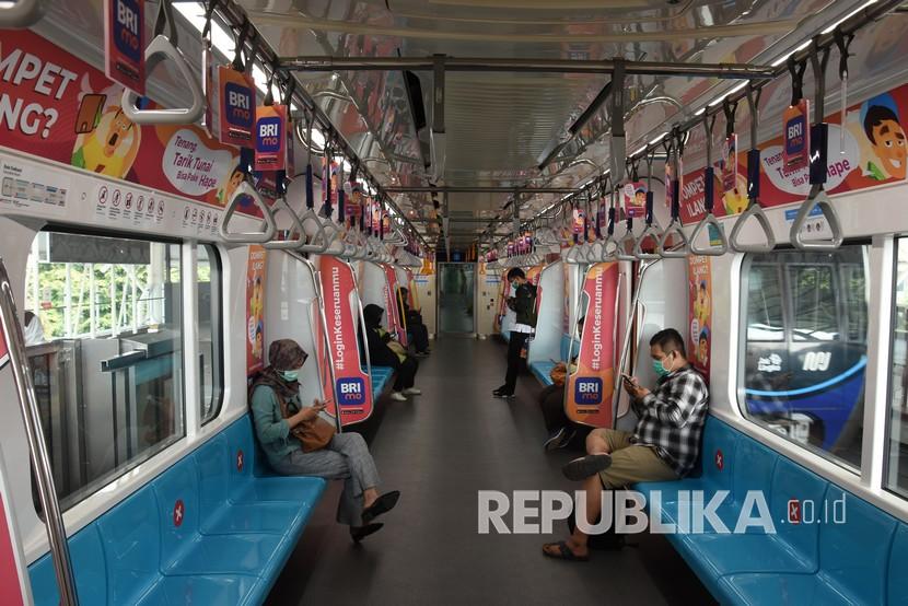 Penumpang duduk dengan menjaga jarak di dalam kereta MRT. Operator Moda Raya Terpadu (MRT) Jakarta melakukan pemulihan terhadap penurunan tegangan (dip) pada sejumlah stasiun perlintasan kereta akibat terimbas pemadaman listrik pada Ahad (1/11).