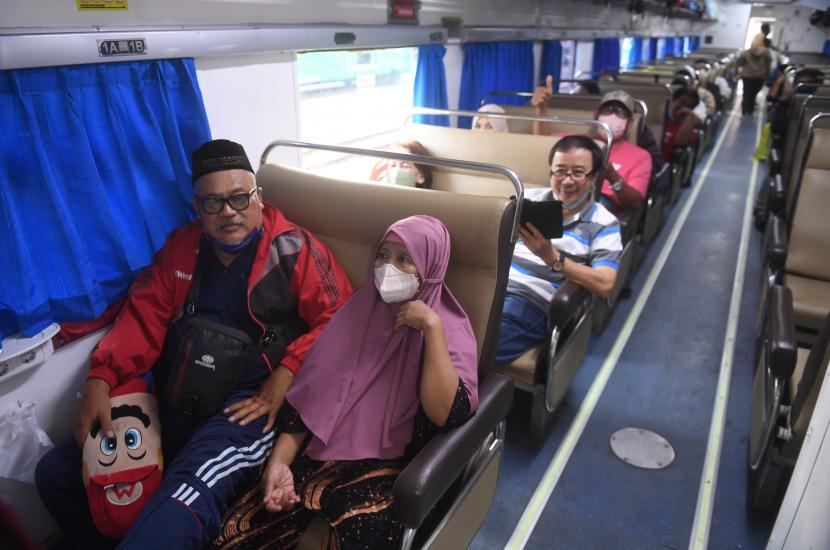 Penumpang duduk di dalam Kereta Api Gumarang tujuan Surabaya di Stasiun Pasar Senen, Jakarta. Penumpang kereta api jarak jauh kembali diwajibkan screening Covid-19.