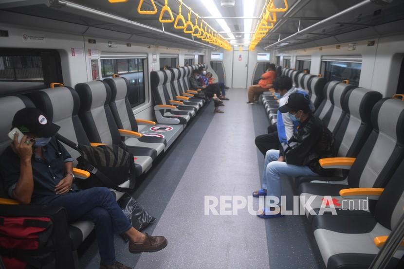 Penumpang duduk di dalam kereta bandara premium di Stasiun Manggarai, Jakarta, Sabtu (3/4/2021). Ditjen Perkeretaapian Kementerian Perhubungan (Kemenhub) mengungkapkan saat ini kereta api (KA) Bandara Soekarno-Hatta sudah tidak dikelola lagi oleh PT Railink.