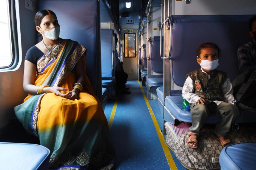 Penumpang duduk di dalam kereta di New Delhi, India, Senin (1/6). Walau angka kasus Covid-19 terus naik India akan membuka lagi kereta bawah tanah. Ilustrasi.