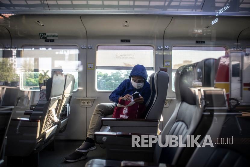 Penumpang duduk di dalam rangkaian gerbong KA Bima rute Stasiun Gambir-Malang PP di Stasiun Gambir, Jakarta. PT KAI melalui KAI Daop 8 memberikan diskon harga tiket hingga 75 persen.