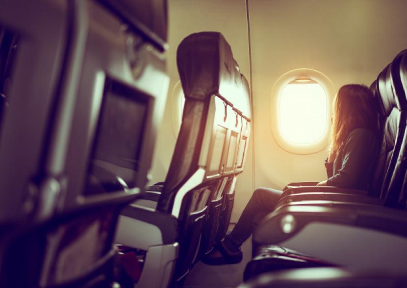 Penumpang duduk di kursi pesawat (ilustrasi).