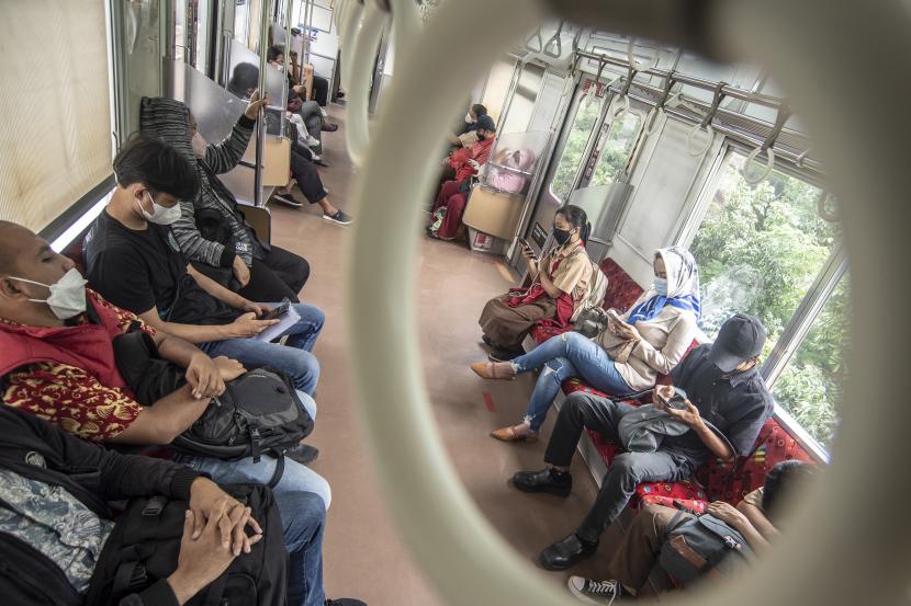 Penumpang duduk tanpa berjarak di dalam KRL Commuter Line, Jakarta, Rabu (9/3/2022). Pemerintah menerbitkan aturan baru naik KRL yaitu tempat duduk tanpa jarak, peningkatan kapasitas hingga 60 persen, balita dibolehkan naik dengan didampingi orang tua, wajib memakai masker, dilarang berbicara dan sudah divaksin COVID-19. Pelonggaran itu karena kasus harian Civid-19 mulai melandai.