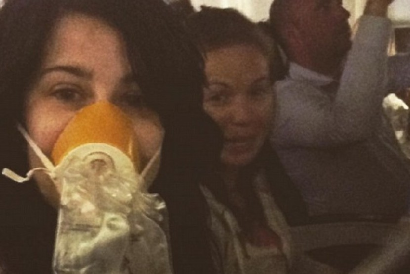 Penumpang ini selfie di tengah kepanikan pesawat yang sempat mengalami gangguan mesin