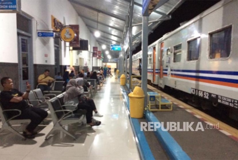 Penumpang KA Serayu menunggu di peron Stasiun Tasikmalaya.