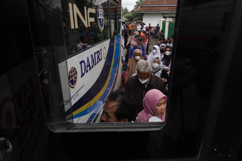 Penumpang Kereta Turangga jurusan Surabaya-Bandung dipindah menuju bus akibat jalur ambles di sekitar Stasiun Jeruklegi, Kabupaten Cilacap, Jateng, Sabtu (8/10/2022). ebabkan perjalanan 13 rangakaian KA terganggu. 