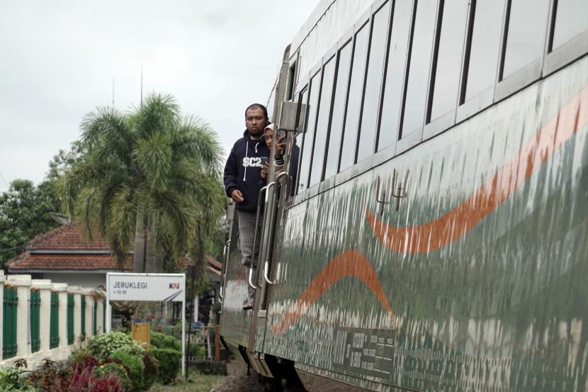 Penumpang Kereta Turangga rute Surabaya-Bandung menunggu armada bus untuk proses pemindahan akibat gangguan perjalanan akibat jalur ambles di Stasiun Jeruklegi, Kabupaten Cilacap, Jateng, Sabtu (8/10/2022).aian KA terganggu. 