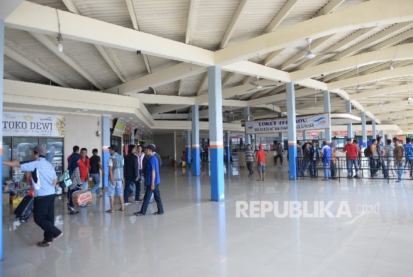 Penumpang kapal Ferry turun menuju terminal bus di Pelabuhan Bakauheni, Lampung, Selasa (21/6).  (Republika/ Wihdan)