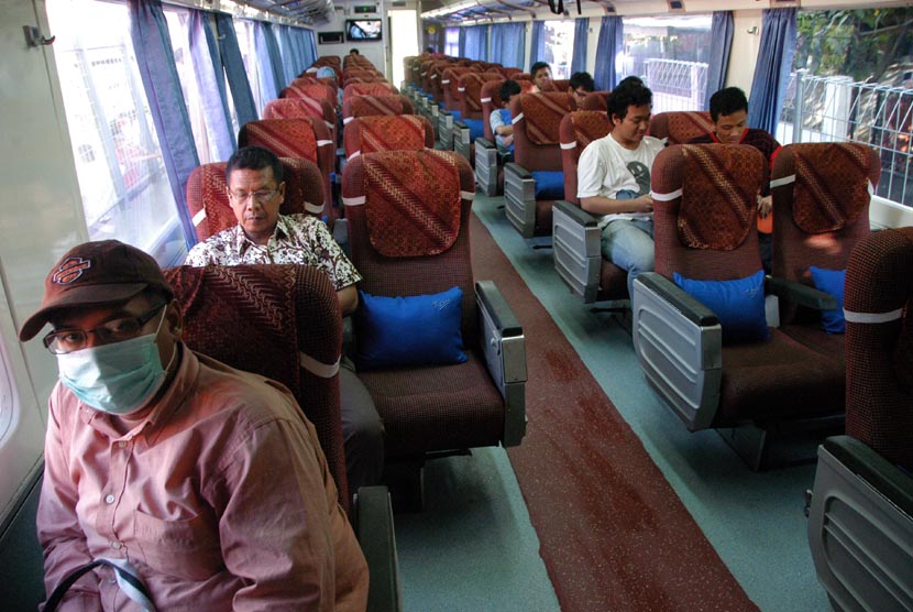   Penumpang kelas eksekutif menunggu keberangkatan perdana KA Pangrango rute Bogor-Sukabumi di Stasiun Bogor Paledang, Bogor, Sabtu (9/11). (Antara/Jafkhairi)