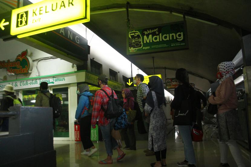 Penumpang kereta api antre untuk memasuki bilik sterilisasi di pintu keluar Stasiun Kotabaru, Malang, Jawa Timur, Senin (6/7/2020). Hingga bulan Juli 2020, PT KAI Daops 8 Surabaya telah mengoperasikan tujuh kereta api jarak jauh-menengah dengan mewajibkan penumpang mengikuti protokol kesehatan guna mencegah penyebaran COVID-19.
